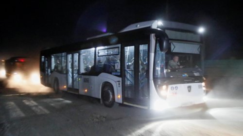 Busse mit verwundeten Soldaten verlassen Stahlwerk in Mariupol
