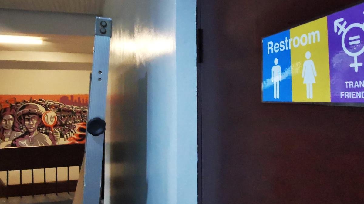 Transfrauen müssen wieder die Männertoilette benutzen