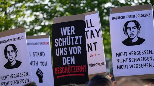 Grüne fordern nach Tod von Lorenz A. externe Behörde, Schmähplakate gegen „Mörderbullen“