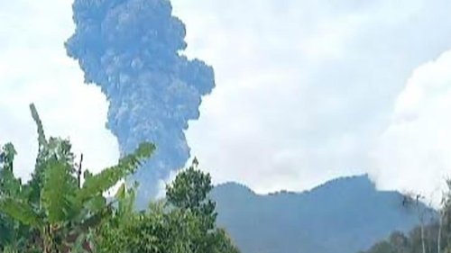 Vulkan spuckt drei Kilometer hohe Aschewolke – Elf Kletterer getötet
