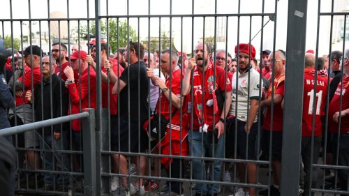 Chaotische Szenen in Paris - Fans klettern über Stadionzäune