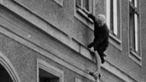 Als die DDR-Polizisten zugreifen wollten, sprang Oma vom Fenster