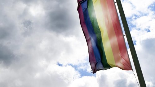 Klöckner lässt Regenbogenflagge auf Reichstagsgebäude hissen