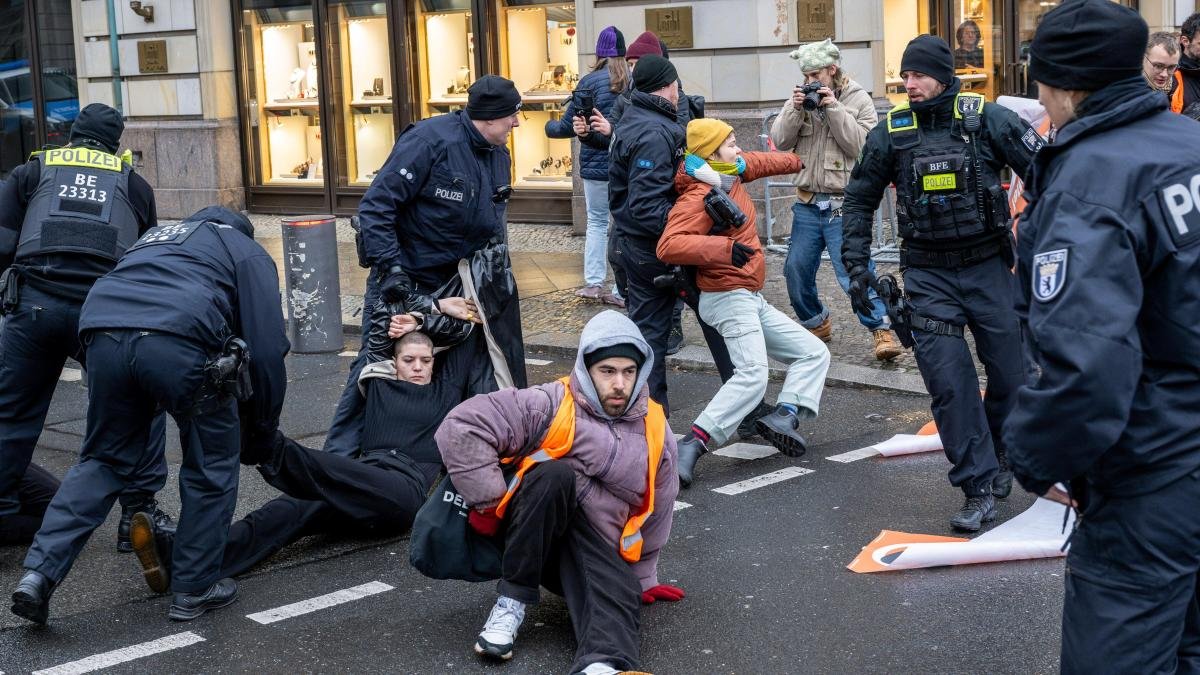 Blockade der „Letzten Generation“ – Gericht beurteilt Schmerzgriff als unverhältnismäßig