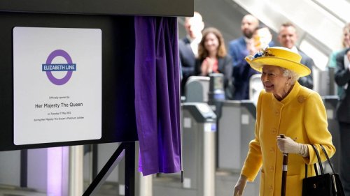 Queen besucht überraschend neue Elizabeth-Linie der Londoner U-Bahn