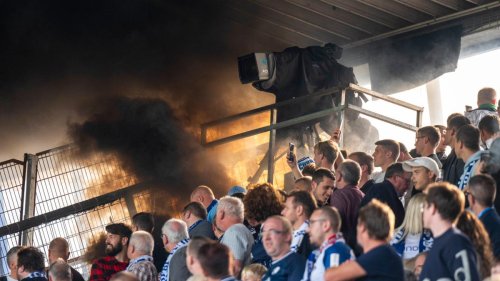 Gladbacher Fans legen Feuer im Bochumer Stadion