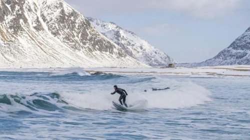 Hier haben Surfer im vier Grad kalten Wasser Spaß