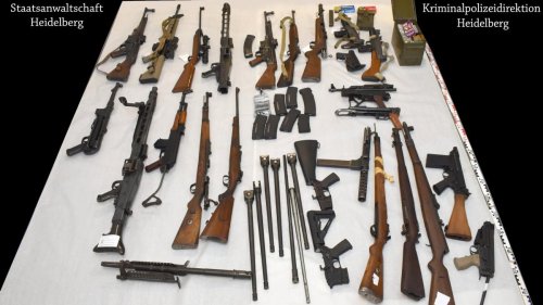 70-Jähriger hortet Dutzende Waffen und Munition – Haftbefehl erlassen