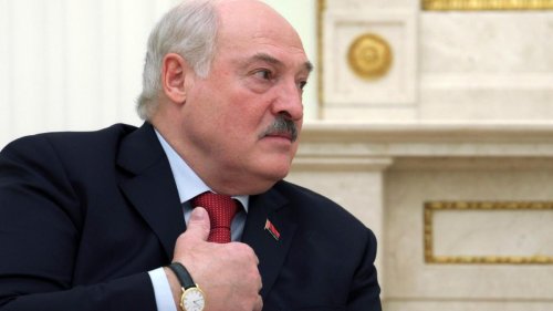 Lukaschenko fühlt sich vom Westen bedroht und deutet auf Polen