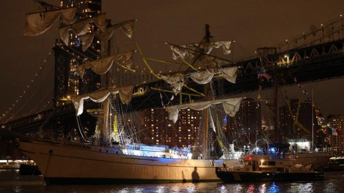 Mexikanisches Marineschiff kollidiert mit berühmter Brooklyn Bridge in New York