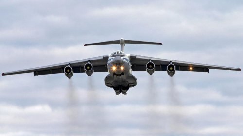 Russischer Militärtransporter fliegt brennend auf Stadt zu