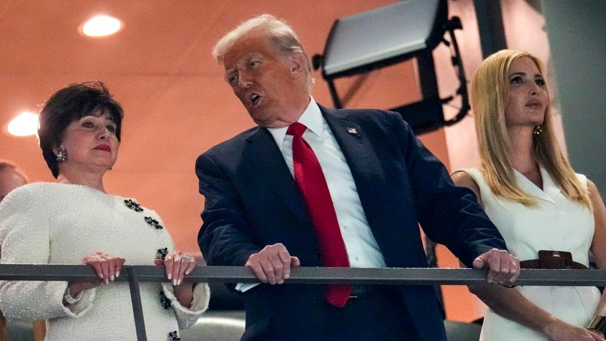Präsident Trump beim Super Bowl erst nicht bemerkt, dann frenetisch gefeiert