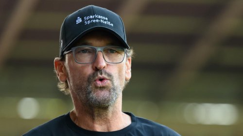 Vor laufenden Kameras vernichtet der Cottbus-Trainer seinen Spieler