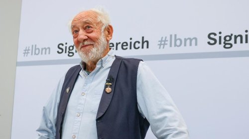 Dieter Hallervorden spricht auf umstrittener Demonstration