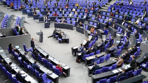 Kommt die Impfpflicht für alle? Gegner und Befürworter debattieren im Bundestag