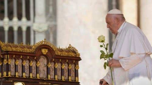Operation von Papst Franziskus „ohne Komplikationen“ verlaufen
