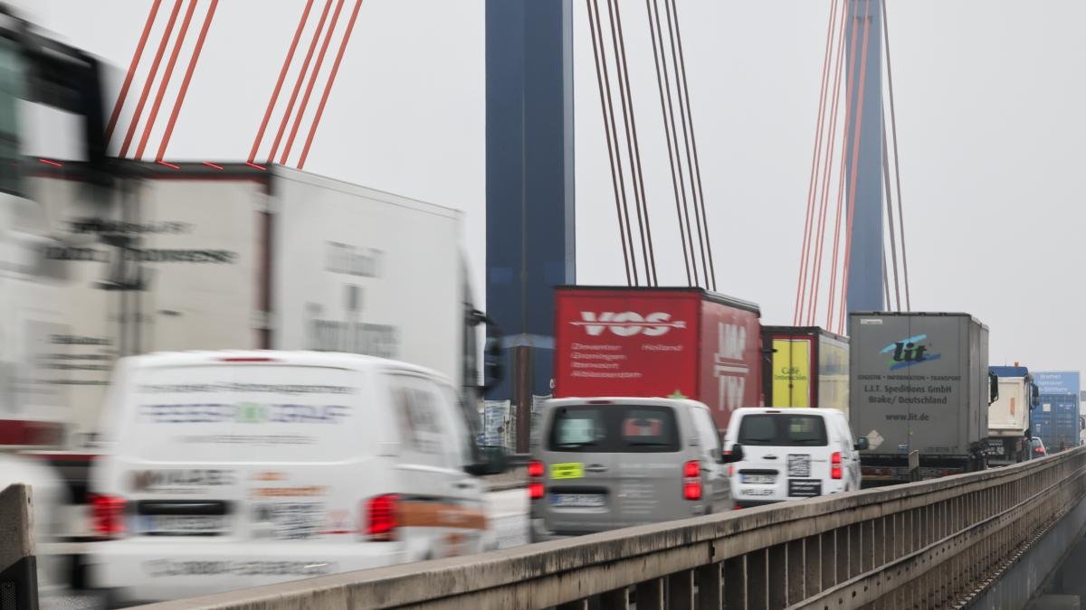 Lastwagen fahren in großer Zahl falsch auf die A1