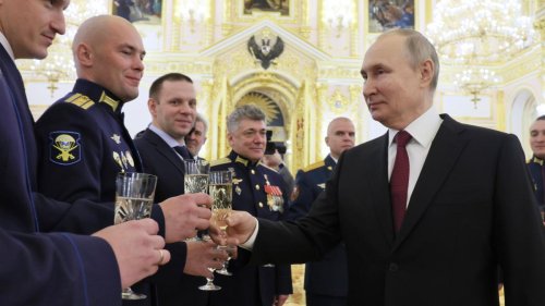 Mit einem Sektglas in der Hand verteidigt Putin seinen brutalen Angriffskrieg