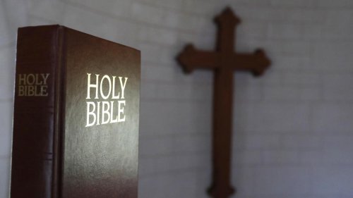 „Anstößige und gewaltsame Inhalte“ – Schulen verbannen Bibel