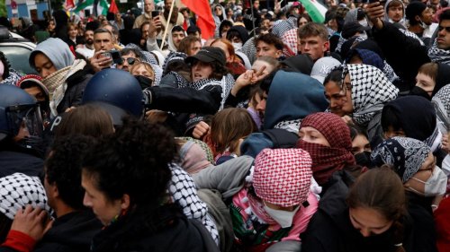 „Wahnsinn, der auf Berlins Straßen passiert“ – Palästina-Demonstranten trampeln Polizisten nieder