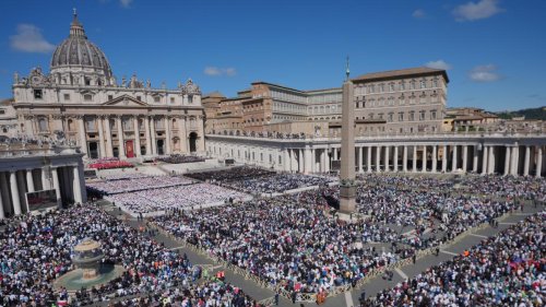 „Er war epochal“ – Die Welt trägt Papst Franziskus zu Grabe