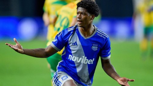 Fußballprofi versteckt sich unter dem Bett – Frau und Kind entführt