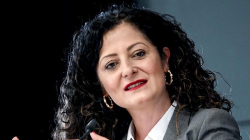 „Wer will auch ein Nazi-Auto fahren?“ – Berliner Senatorin sorgt mit Tesla-Post für Empörung