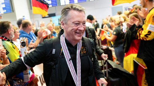 In „Heidi‘s Bierbar“ schwören sich die Deutschen auf das große Ziel ein