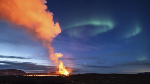 Polarlichter über Feuer spuckendem Vulkan auf Island - das Naturspektakel im Video | wetter.de