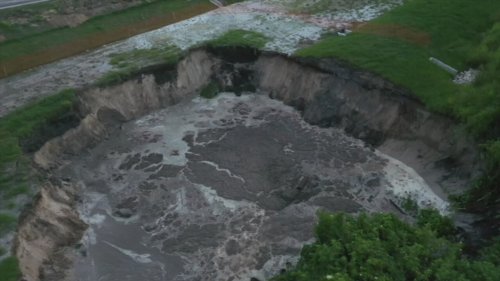 Massive Sinkhole Opens Up Near Homes In Central Florida Flipboard 5286