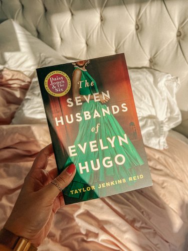 6 Books Like The Seven Husbands of Evelyn Hugo