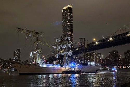 Mexican tall ship strikes Brooklyn Bridge, snapping masts and killing 2 crew members