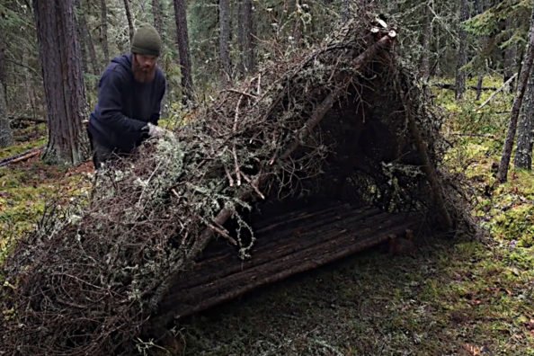 Building a Bushcraft Shelter for the Wintertime