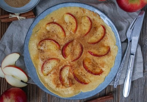 Line backt klassische Apfelpfannkuchen mit Zimt