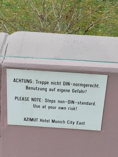 Eines der deutschesten Schilder überhaupt. Oder: Obacht in München