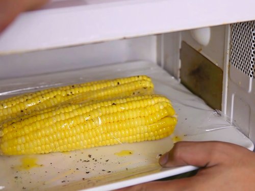 3 Ways to Microwave Corn on the Cob - wikiHow