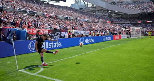 How can soccer players bend their shots in midair?