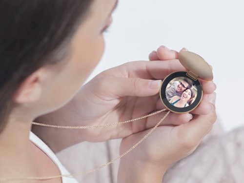 A Smart Necklace That's Like a Locket for the 21st Century