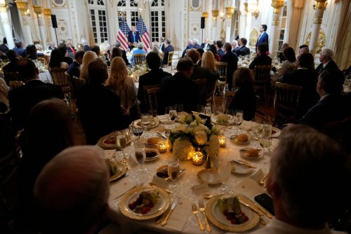 Trumps Meme-Coin wirbt mit exklusivem Dinner – und steigt um 60 Prozent