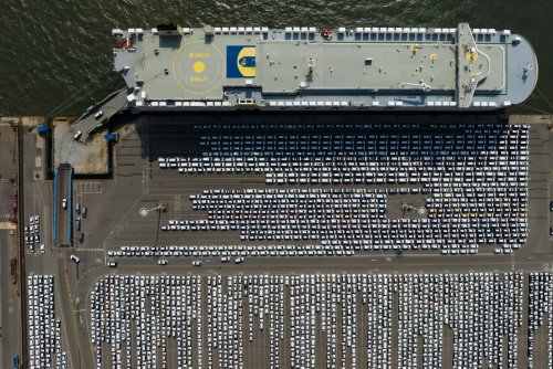 Hier rasen Autofrachter gen USA: Wer hat es noch vor den Zöllen geschafft?