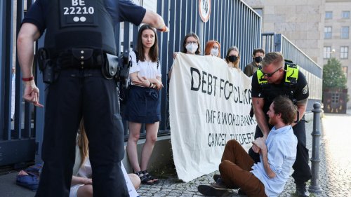  G7-Protest: Klimaschützer blockieren Finanzministerium in Berlin