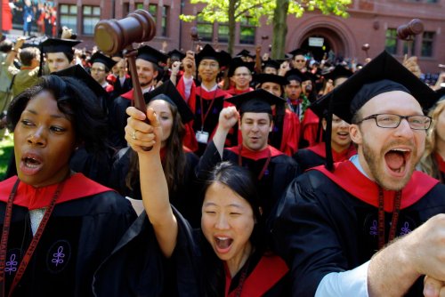 Harvard erlässt künftig vielen Studierenden die Gebühren