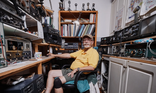 No cellphone? No problem! The vintage radio enthusiasts prepping for disaster
