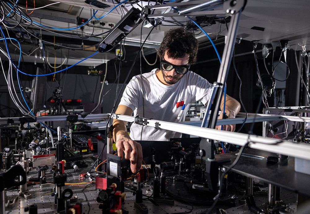 Breakthrough experiment proves light travels in both space and time