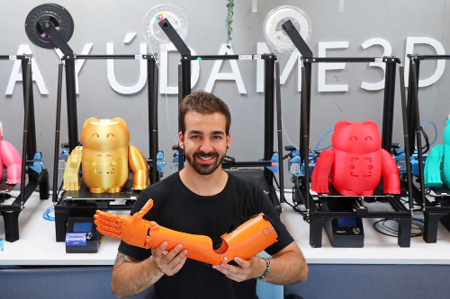 A helping hand: Spanish inventor crafts 3D-printed, prosthetic arms