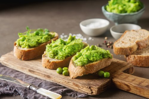 Dieser Erbsen-Basilikum-Hummus schmeckt nicht nur als Brotaufstrich
