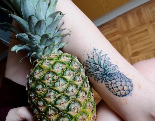 Umgedrehte Ananas: Die Bedeutung des Tattoos ist schockierend