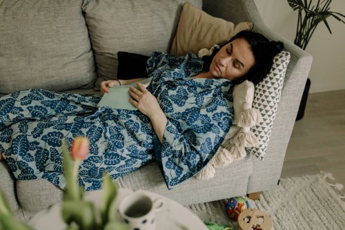 Auf dem Sofa schlafen: Hat das gesundheitliche Vorteile?