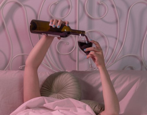 Alkoholkonsum: So fatal wirkt sich ein Glas Wein auf deinen Schlaf aus