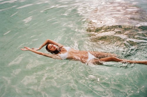 Unpraktische Bikinis: Diese Bikinitrends rutschen beim Schwimmen sofort weg